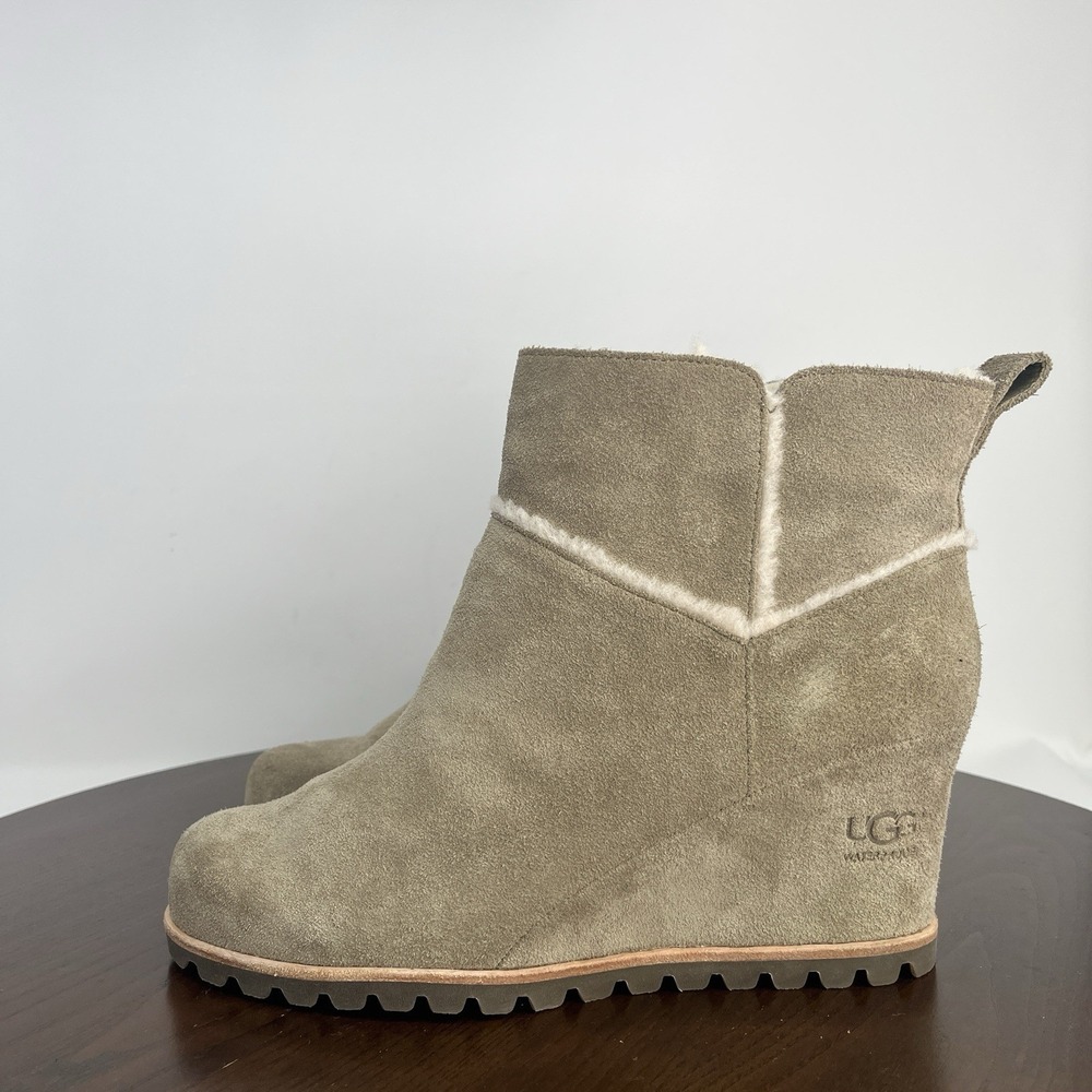 UGG Marte‎ Boots Women's 9 Antilope Green Leather Chelsea Hidden Wedge Booties